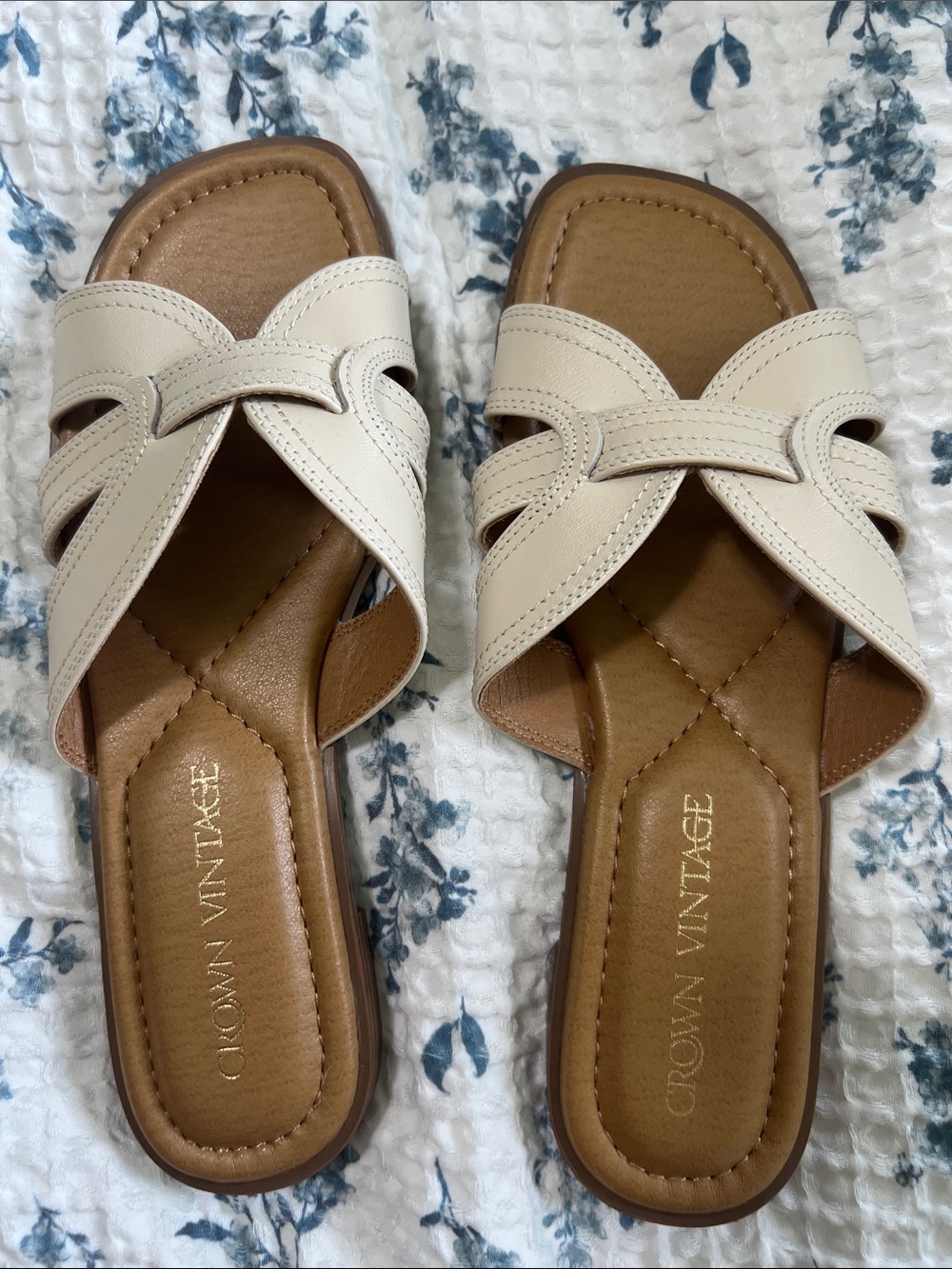 Crown Vintage Women's Cream Slide Sandals with Brown Footbed NWOT